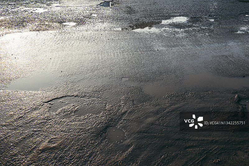 雨后的沥青路面图片素材