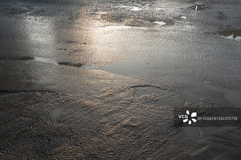 雨后的沥青路面图片素材