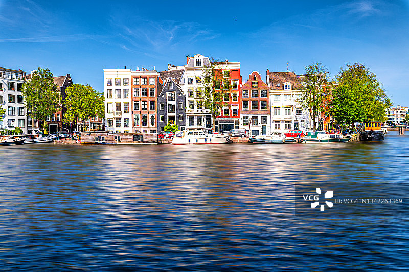 阳光明媚的阿姆斯特丹彩色建筑图片素材