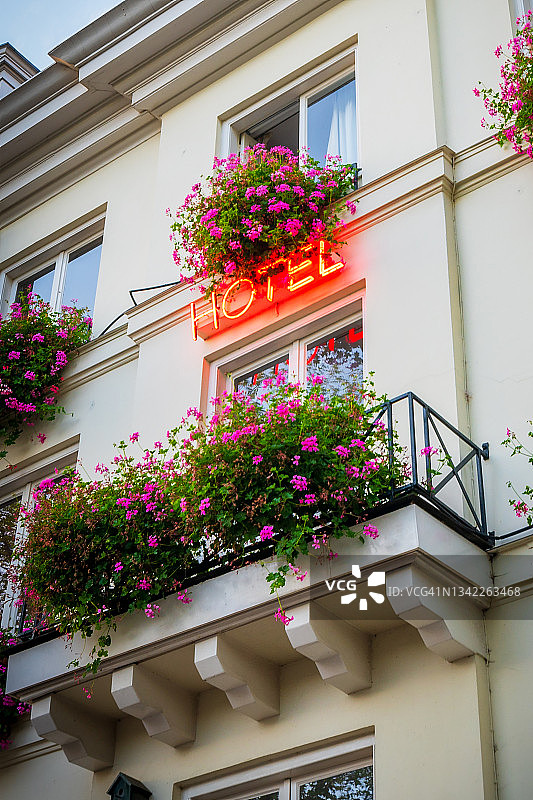 酒店霓虹灯招牌和鲜花图片素材