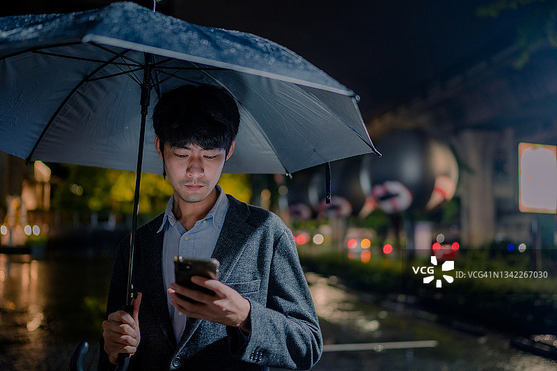 男人等了很久的公交车图片素材