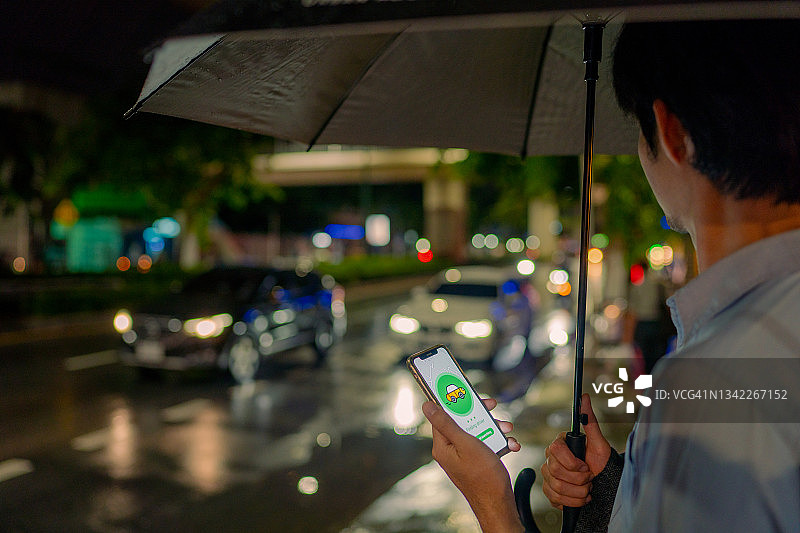 在雨中等公共汽车的男人图片素材