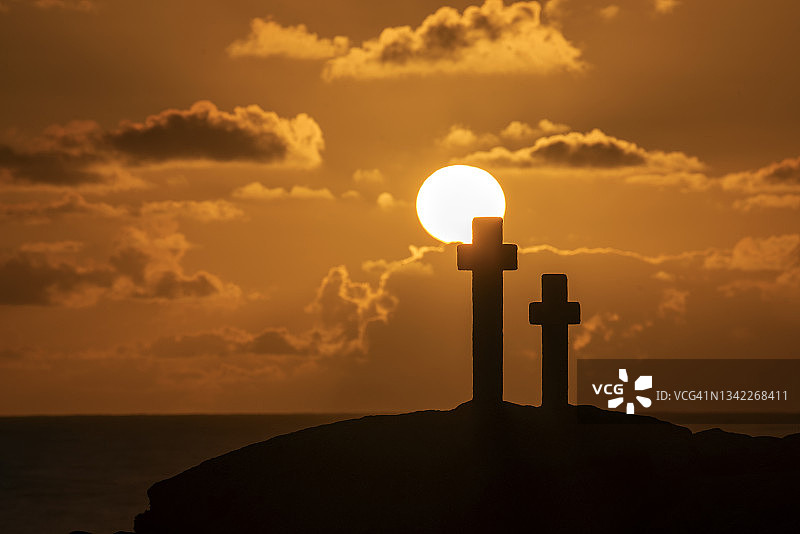 伦昆多角日落时分，为纪念逝去渔民而设的十字架图片素材