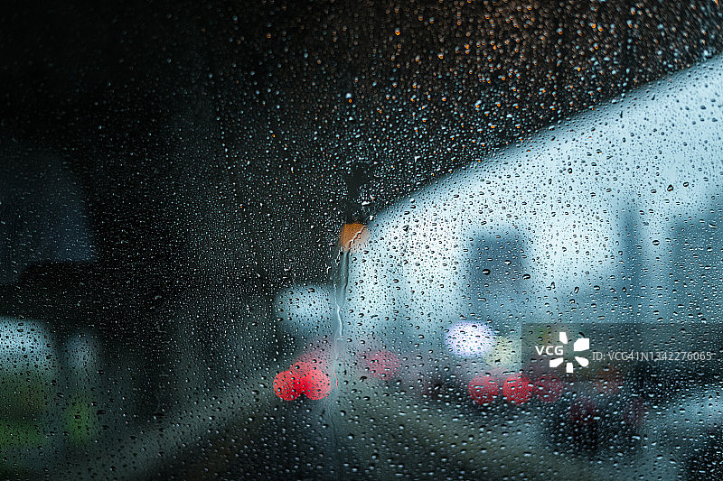 波士顿公交车窗上的雨滴图片素材