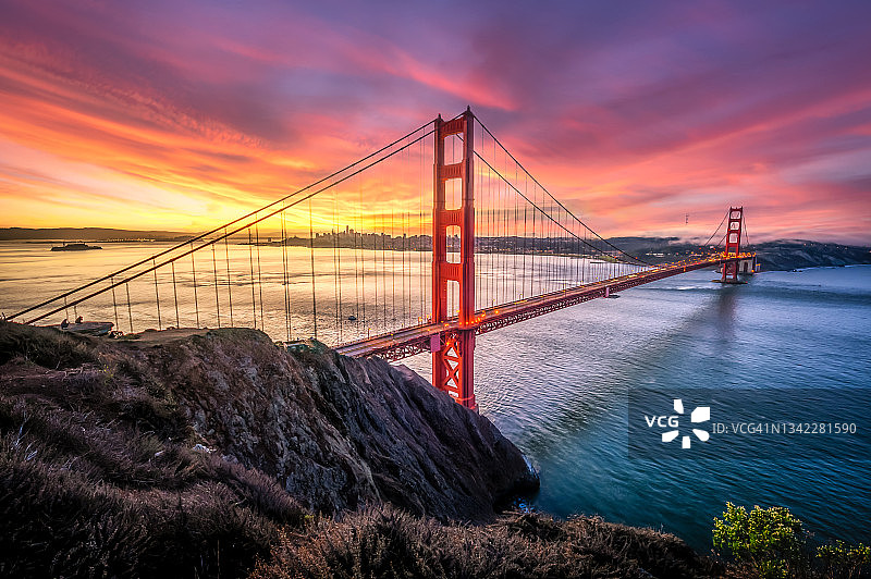 旧金山金门大桥壮丽日出图片素材