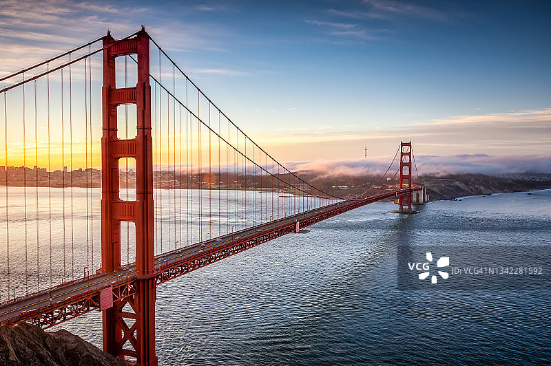美国加利福尼亚州旧金山金门大桥的日出图片素材