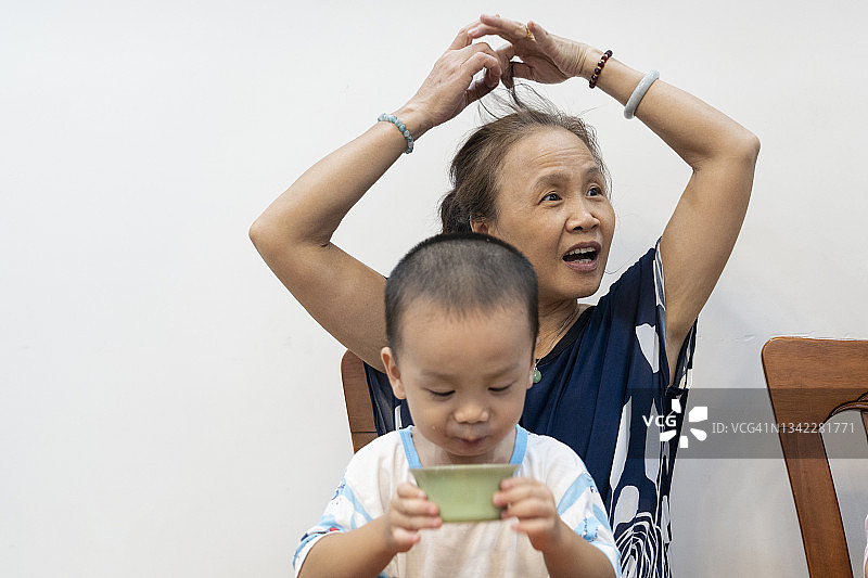 祖孙俩一起吃早餐喝茶图片素材