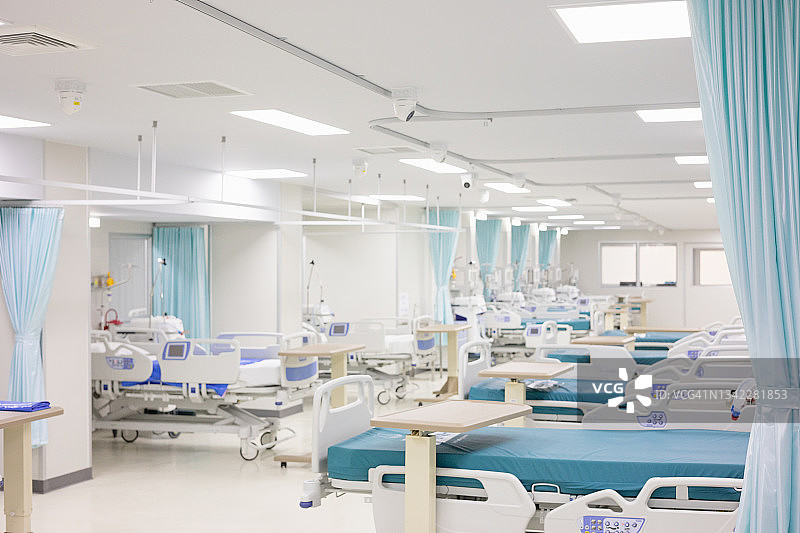 模糊的现代医院重症监护室呼吸机图片素材