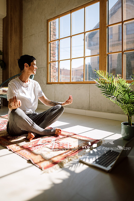 晨间冥想图片素材