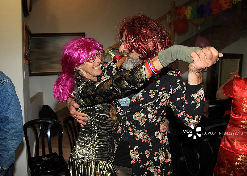 男人和女人，活跃的老年人在化装舞会上跳舞图片素材