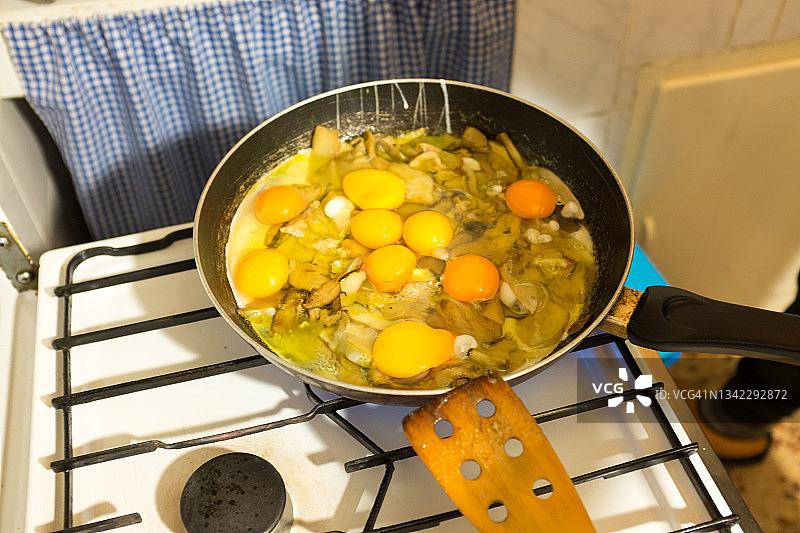 烹饪西班牙煎蛋卷图片素材