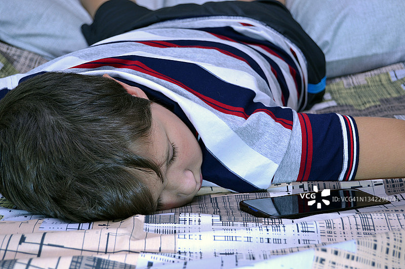 少年在床上睡觉图片素材