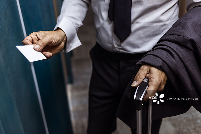 用卡开门的商人图片素材