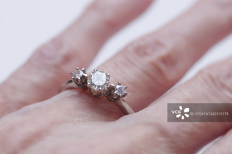 钻石戒指和铂金图片素材