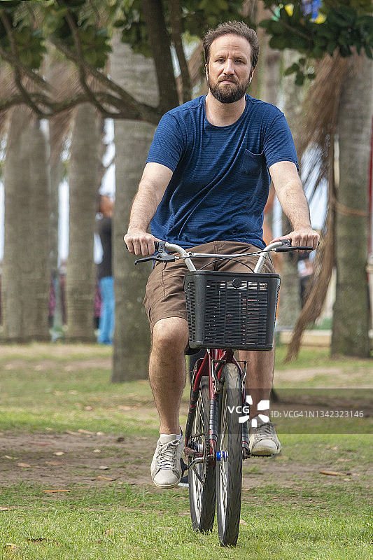 男人在公园里骑自行车图片素材