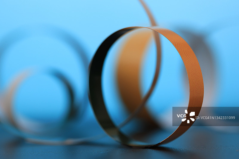 蓝色背景下，各种尺寸的一组纸环保持平衡图片素材