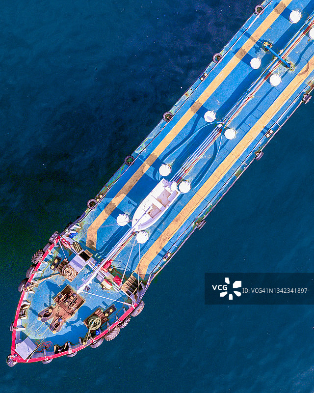 海上超大型集装箱船的俯视航拍图片素材