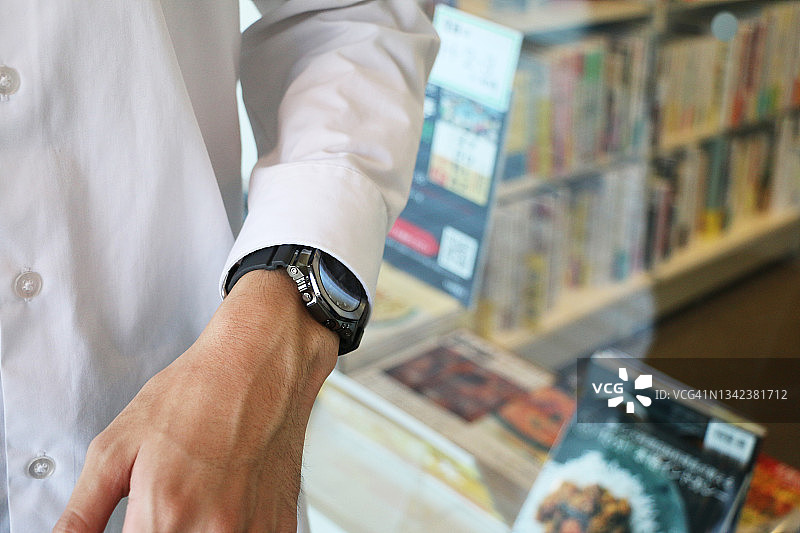 戴中性手表的年轻男人图片素材