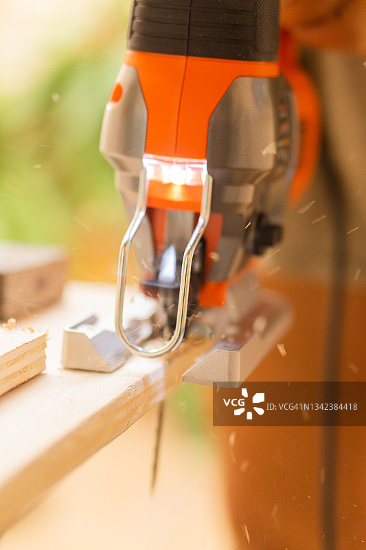 用于制作家用家具的封闭式橙色木工锯图片素材