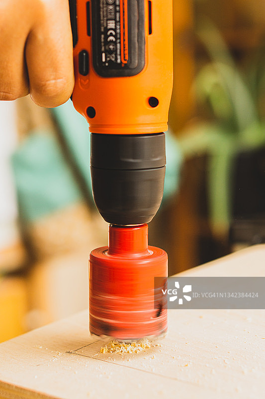 在木板上钻孔以制造家用家具的钻头封闭式方案图片素材