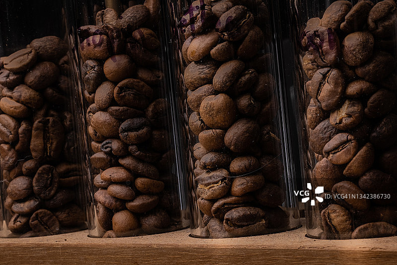 摄影棚拍摄的天然麻袋咖啡豆图片素材