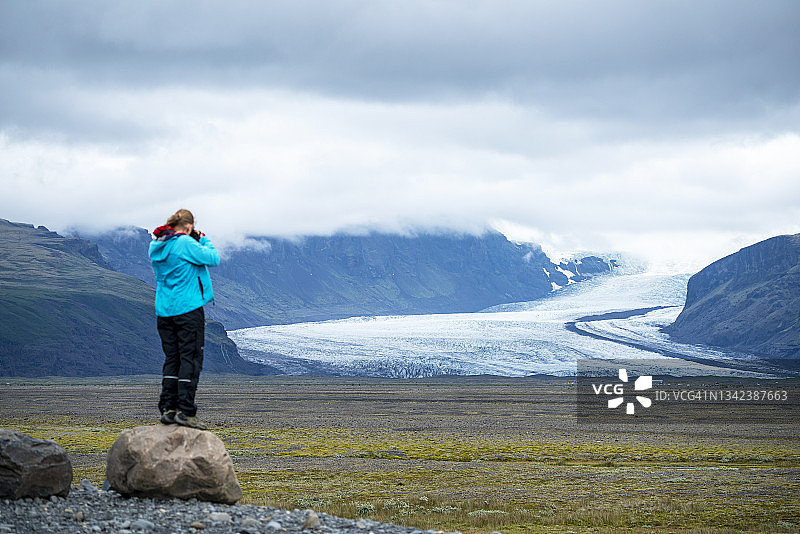 在冰岛拍摄瓦特纳冰川的年长女人图片素材