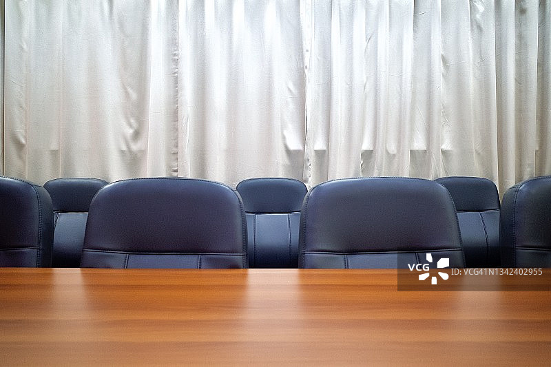 会议室里的成排椅子图片素材