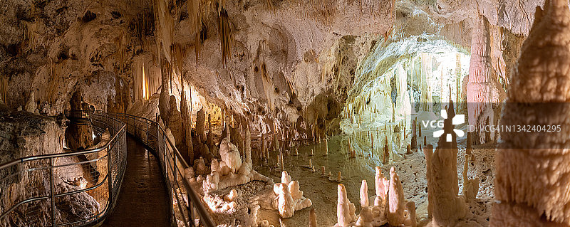 意大利马尔凯地区的地下喀斯特洞穴图片素材