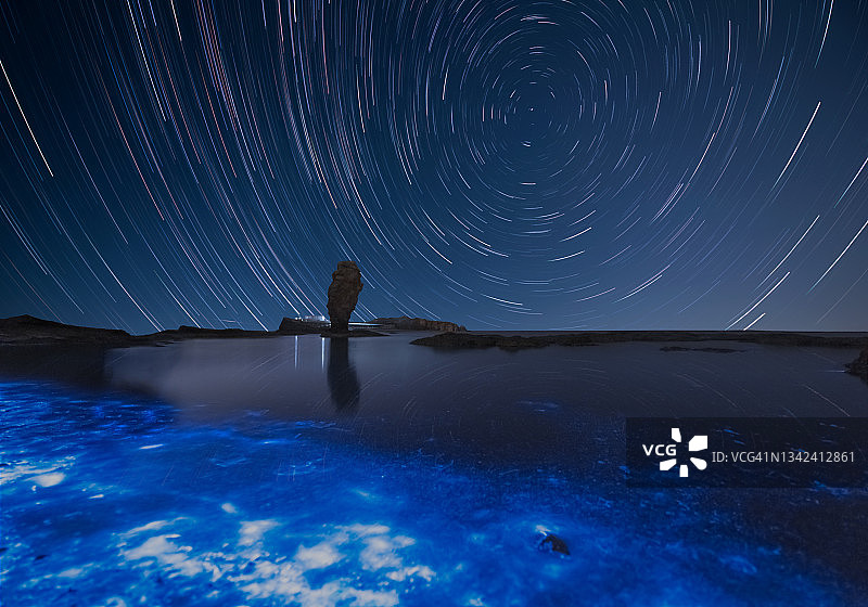 荧光海景前的星迹图片素材