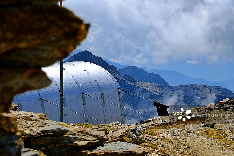 山区岩石中的金属露营地图片素材