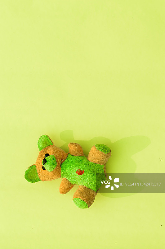 黄色背景上的泰迪熊玩偶（竖版）图片素材