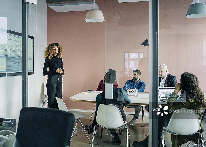 会议室里的多元种族商人图片素材