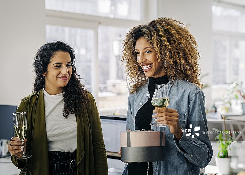 快乐的商人在工作中聚会图片素材