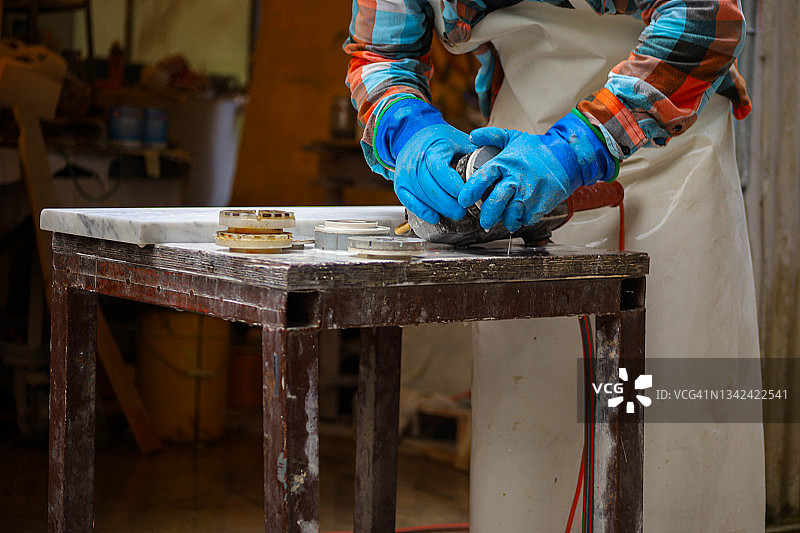 石匠用水磨机抛光大理石图片素材