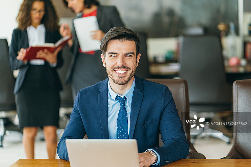 工作中微笑的商人肖像图片素材