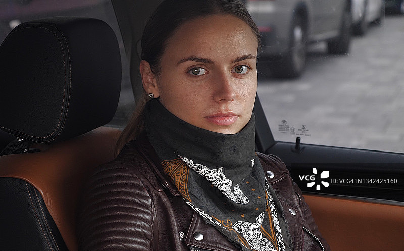 在车里戴着另类面巾的女人图片素材