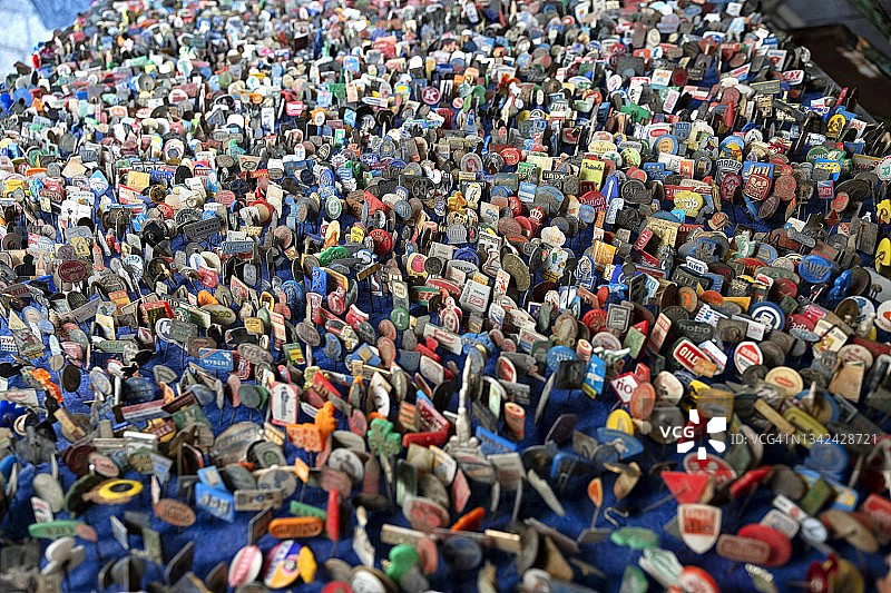 古董店里出售的复古胸针图片素材