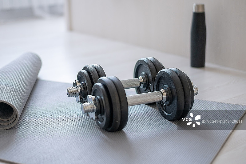 卧室地板上的家用健身器材图片素材