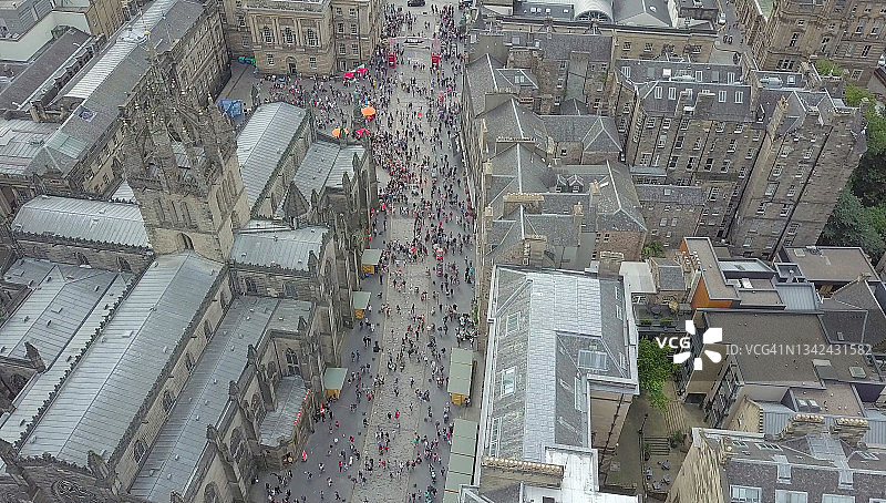 爱丁堡艺术节及皇家英里上的游客航拍图片素材