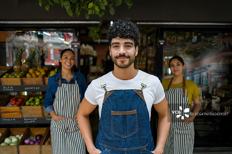男子带领一群销售人员在超市工作图片素材
