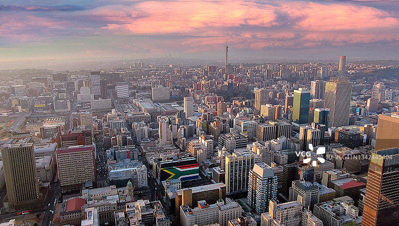 约翰内斯堡城市俯瞰图与南非国旗图片素材