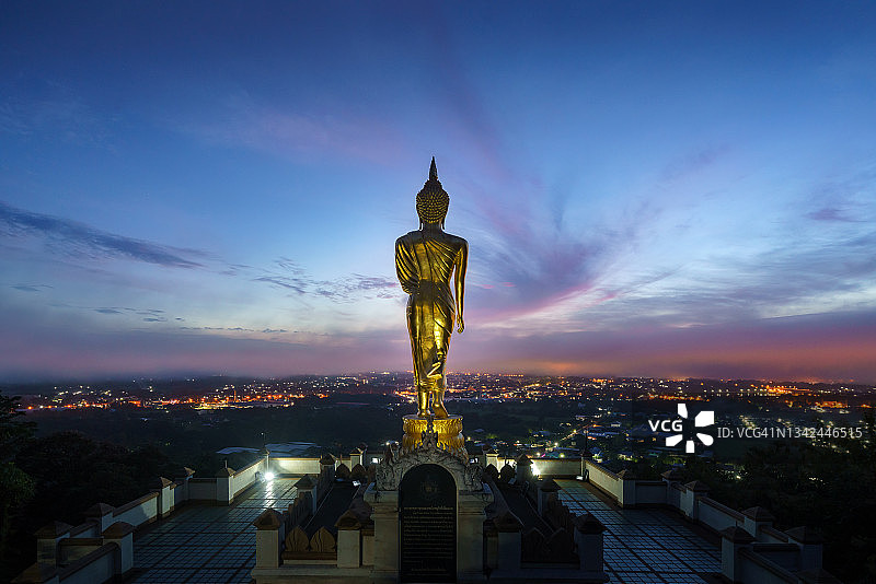 考诺寺的日出和雾气，是泰国楠府的最佳观景点图片素材