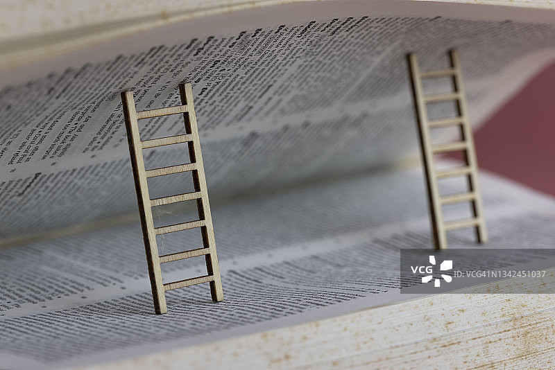 书堆上的梯子，象征知识学习图片素材