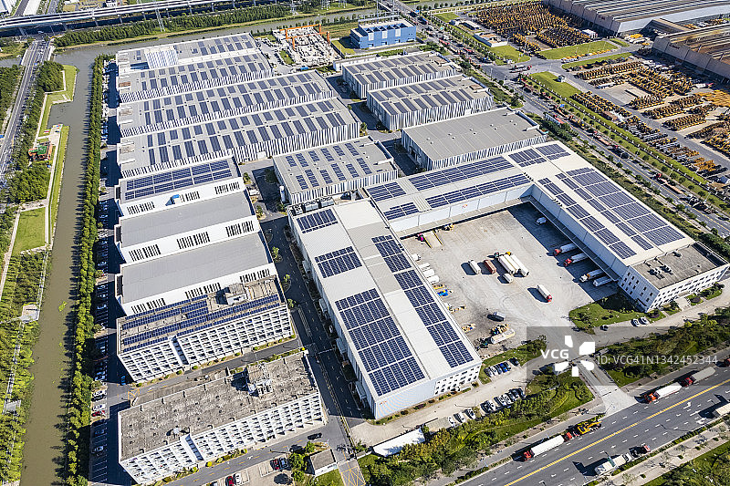 中国上海制造工厂屋顶上的太阳能电池板航拍图片素材