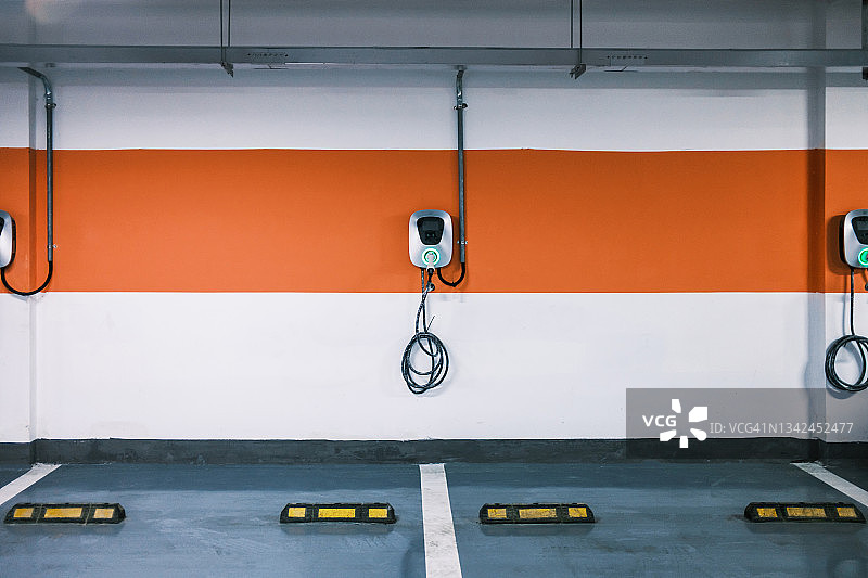 车库里的智能汽车充电设备图片素材