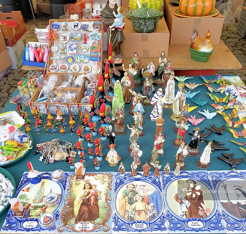 街头市场上的宗教纪念品销售图片素材