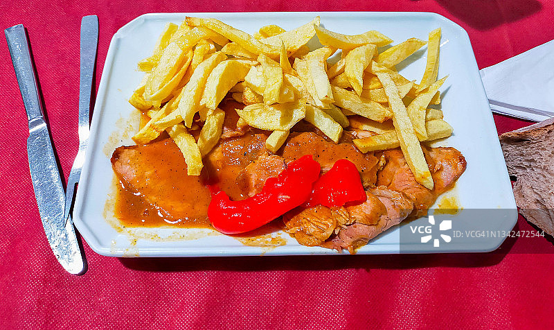 烤火腿配炸薯条图片素材