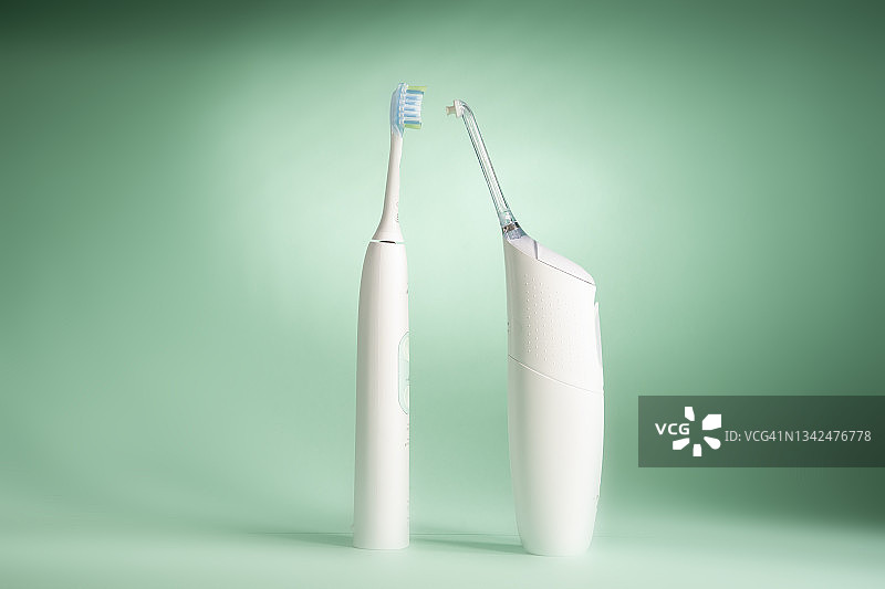 现代牙刷和口腔冲洗器图片素材