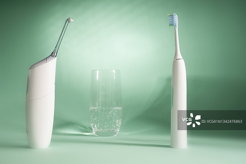 现代牙刷和口腔冲洗器图片素材