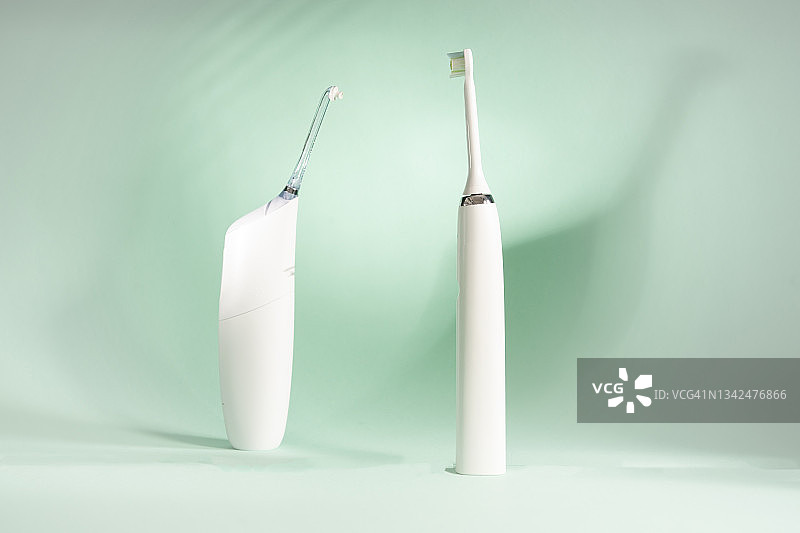 现代牙刷和口腔冲洗器图片素材